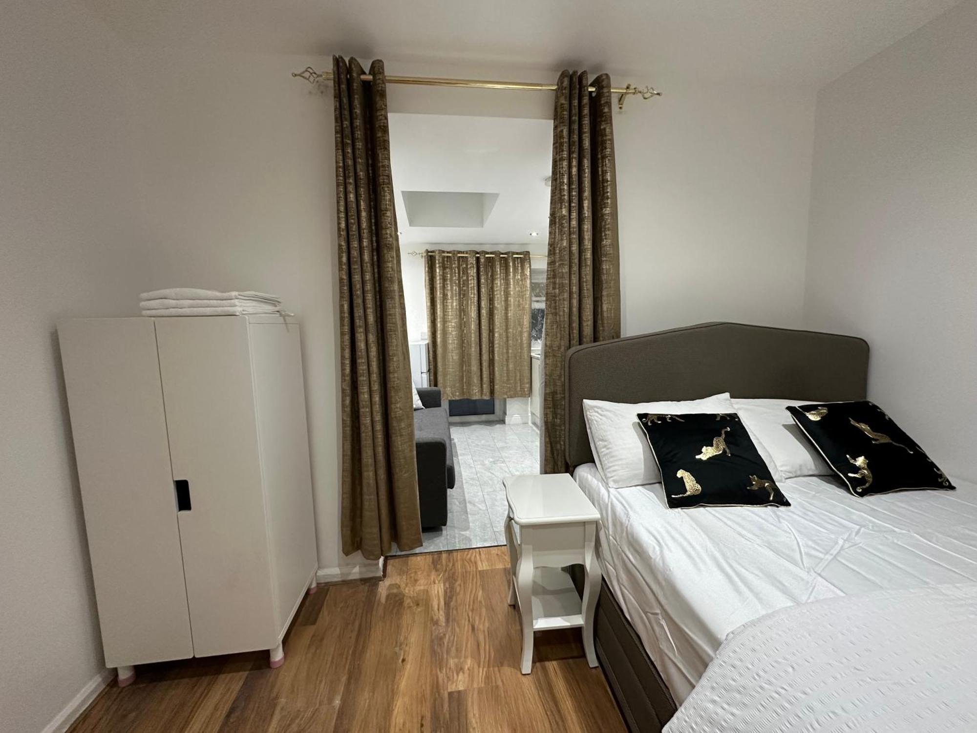 4Th Studio Flat With Private Own Bathroom A London Luxury Family Home Setup And Furnished With Double Bed Plus A Double Futon-Sofa Bed A Single Futon Bed A Baby Cot And Garden And Free Parking Exteriér fotografie