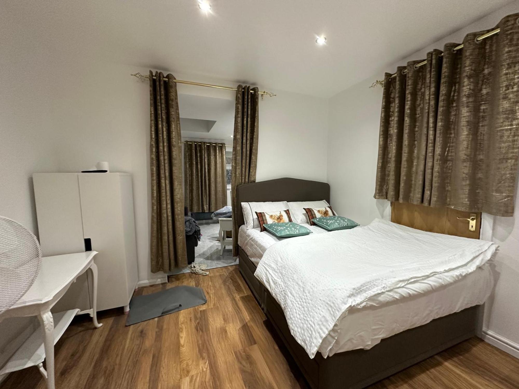 4Th Studio Flat With Private Own Bathroom A London Luxury Family Home Setup And Furnished With Double Bed Plus A Double Futon-Sofa Bed A Single Futon Bed A Baby Cot And Garden And Free Parking Exteriér fotografie