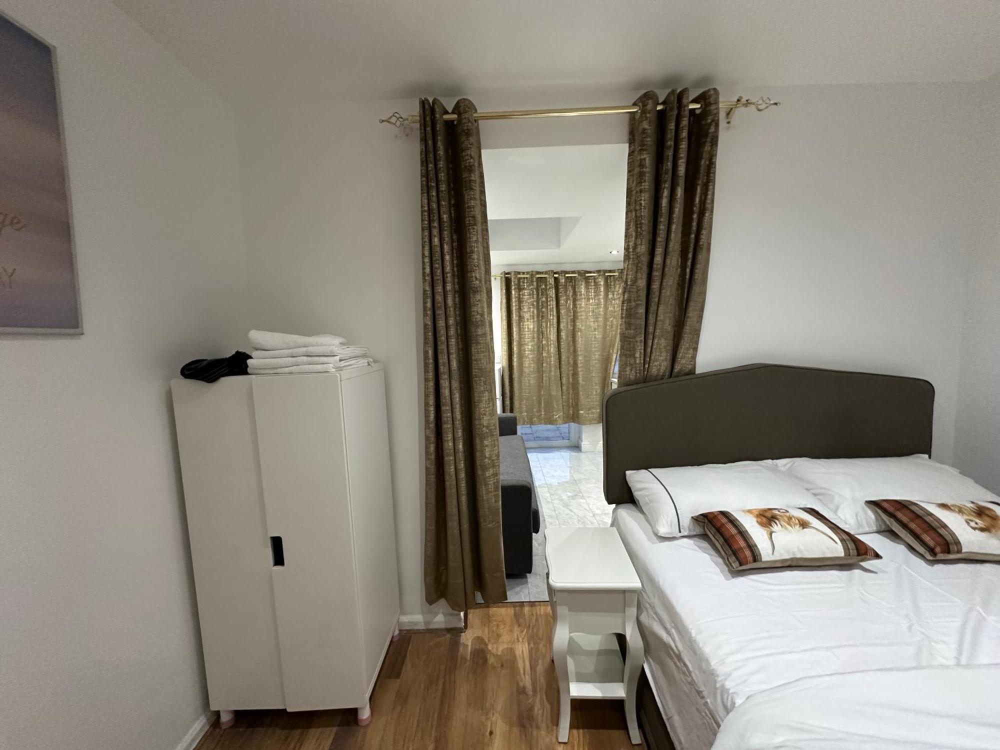 4Th Studio Flat With Private Own Bathroom A London Luxury Family Home Setup And Furnished With Double Bed Plus A Double Futon-Sofa Bed A Single Futon Bed A Baby Cot And Garden And Free Parking Exteriér fotografie