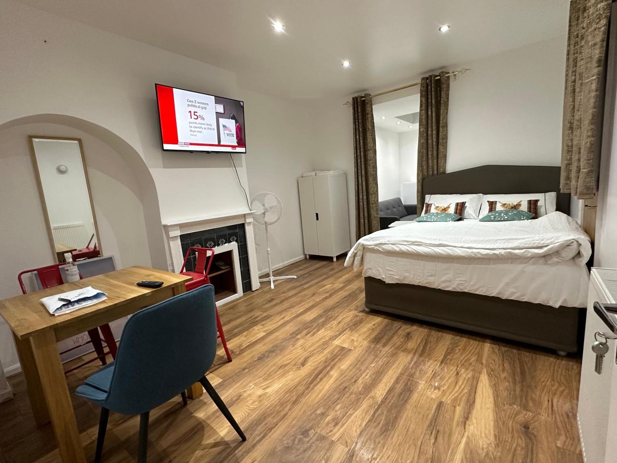 4Th Studio Flat With Private Own Bathroom A London Luxury Family Home Setup And Furnished With Double Bed Plus A Double Futon-Sofa Bed A Single Futon Bed A Baby Cot And Garden And Free Parking Exteriér fotografie