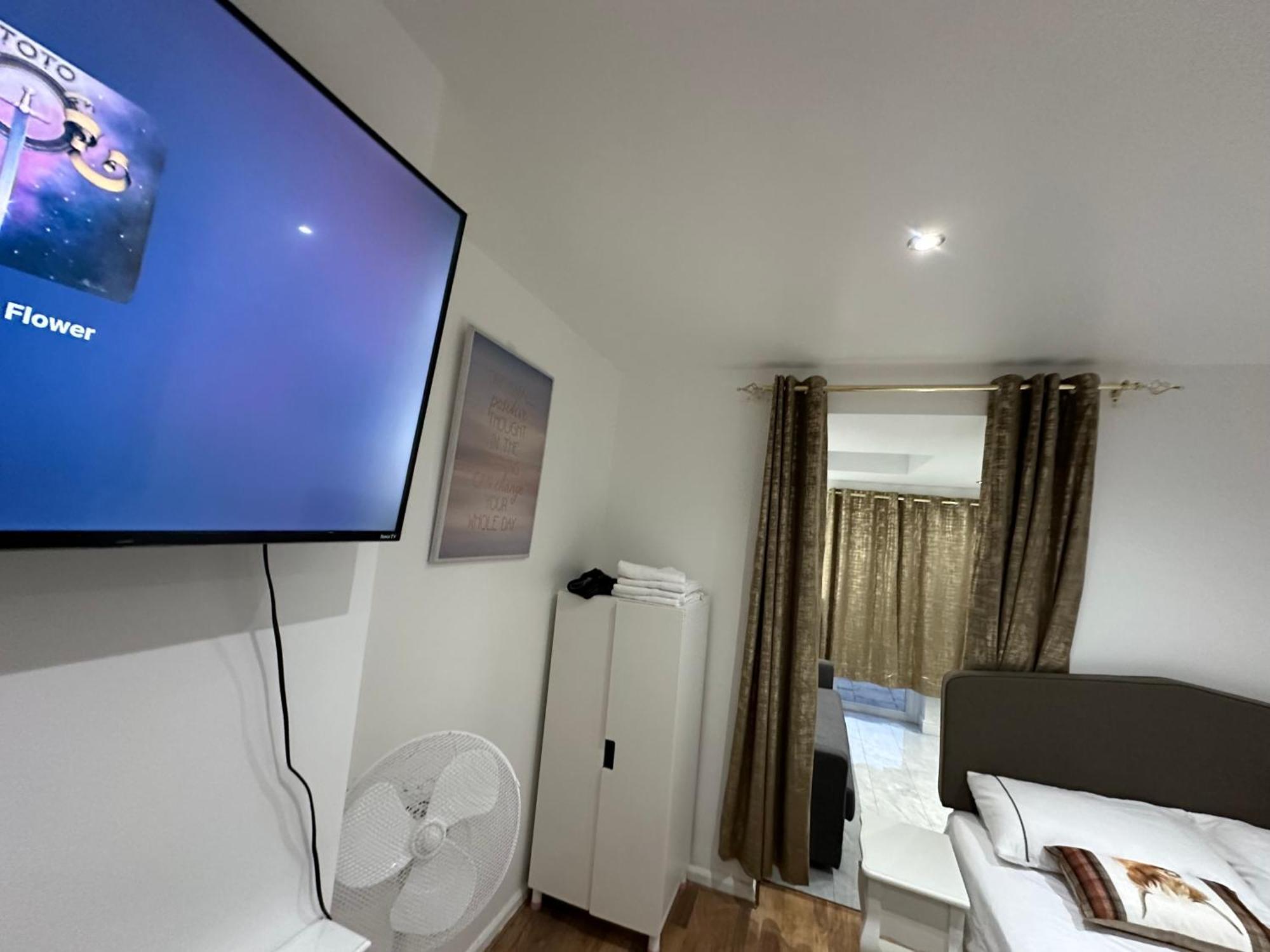 4Th Studio Flat With Private Own Bathroom A London Luxury Family Home Setup And Furnished With Double Bed Plus A Double Futon-Sofa Bed A Single Futon Bed A Baby Cot And Garden And Free Parking Exteriér fotografie
