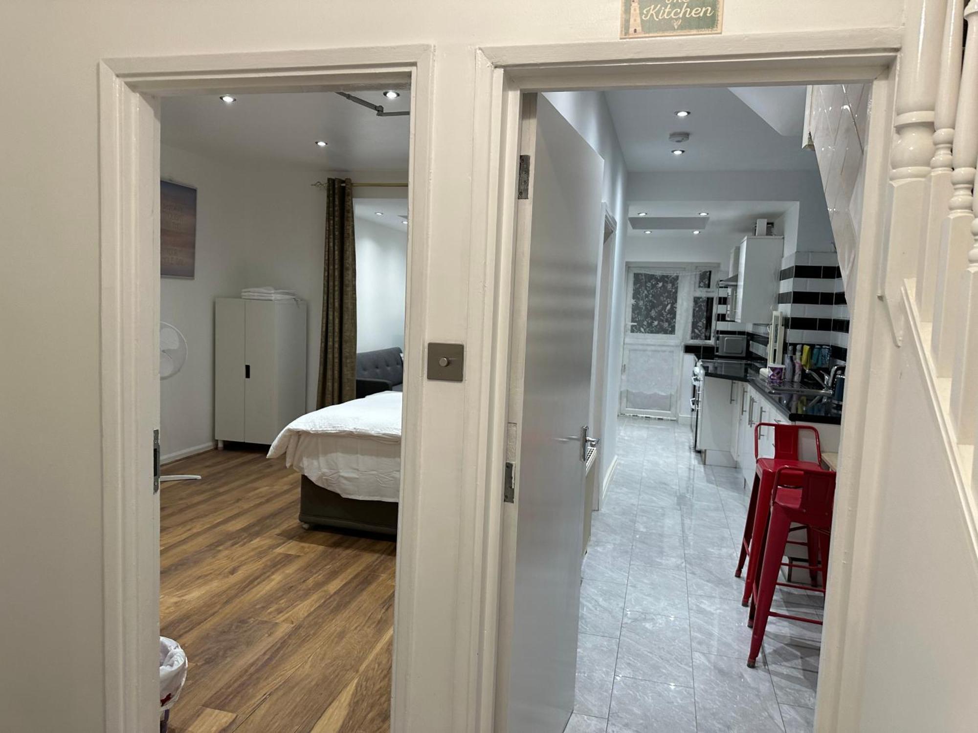 4Th Studio Flat With Private Own Bathroom A London Luxury Family Home Setup And Furnished With Double Bed Plus A Double Futon-Sofa Bed A Single Futon Bed A Baby Cot And Garden And Free Parking Exteriér fotografie