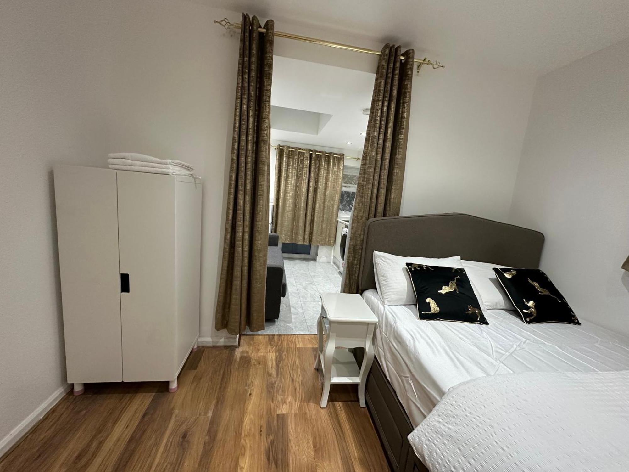 4Th Studio Flat With Private Own Bathroom A London Luxury Family Home Setup And Furnished With Double Bed Plus A Double Futon-Sofa Bed A Single Futon Bed A Baby Cot And Garden And Free Parking Exteriér fotografie
