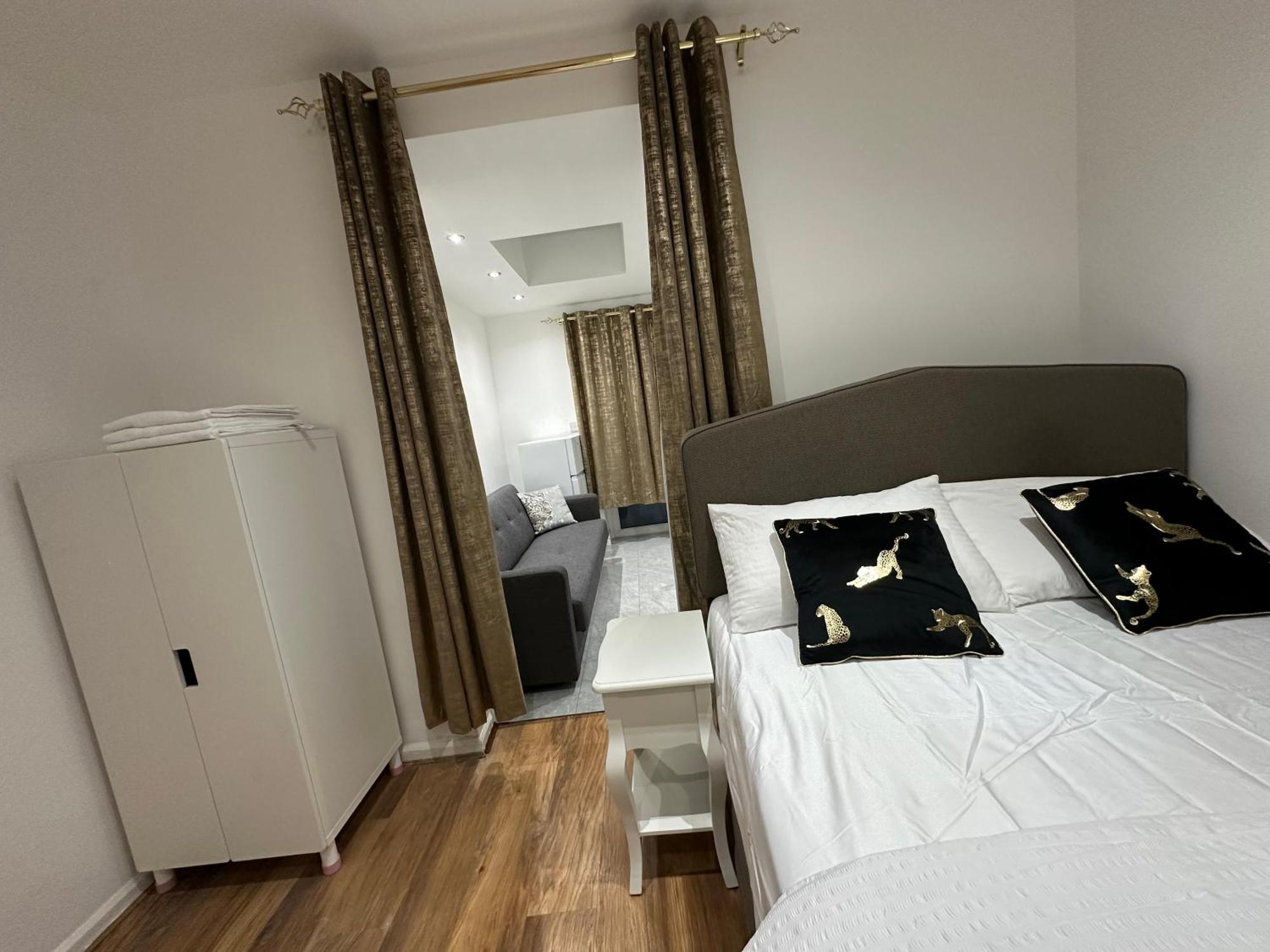 4Th Studio Flat With Private Own Bathroom A London Luxury Family Home Setup And Furnished With Double Bed Plus A Double Futon-Sofa Bed A Single Futon Bed A Baby Cot And Garden And Free Parking Exteriér fotografie