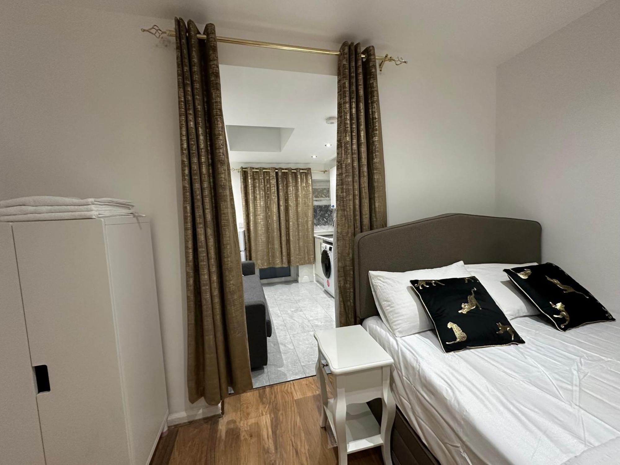 4Th Studio Flat With Private Own Bathroom A London Luxury Family Home Setup And Furnished With Double Bed Plus A Double Futon-Sofa Bed A Single Futon Bed A Baby Cot And Garden And Free Parking Exteriér fotografie