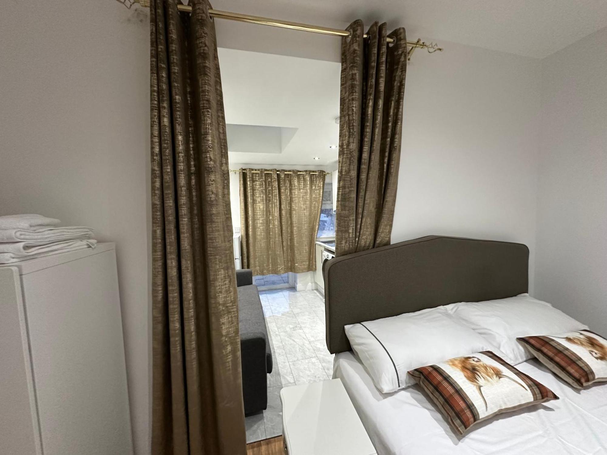 4Th Studio Flat With Private Own Bathroom A London Luxury Family Home Setup And Furnished With Double Bed Plus A Double Futon-Sofa Bed A Single Futon Bed A Baby Cot And Garden And Free Parking Exteriér fotografie