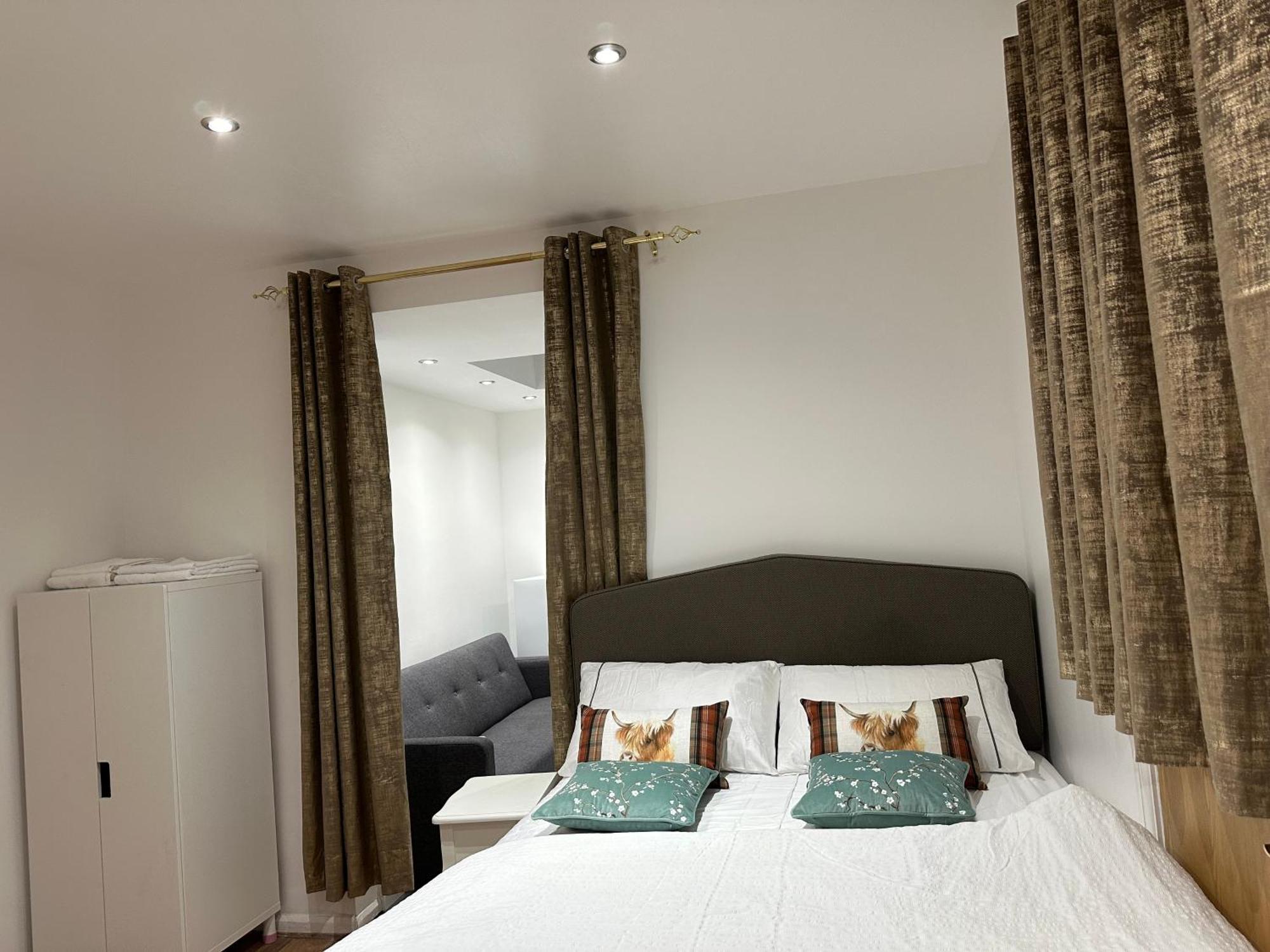 4Th Studio Flat With Private Own Bathroom A London Luxury Family Home Setup And Furnished With Double Bed Plus A Double Futon-Sofa Bed A Single Futon Bed A Baby Cot And Garden And Free Parking Exteriér fotografie