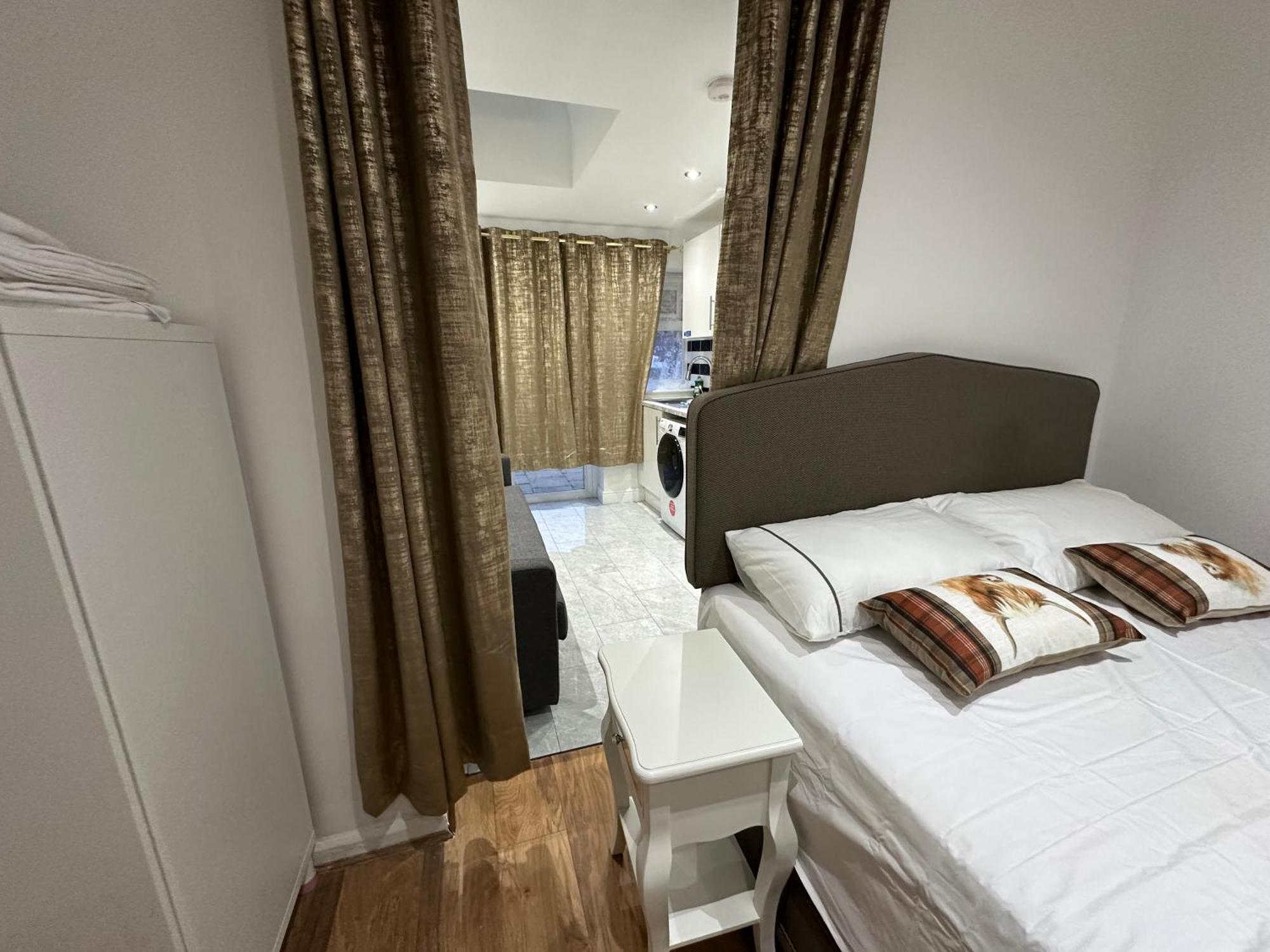 4Th Studio Flat With Private Own Bathroom A London Luxury Family Home Setup And Furnished With Double Bed Plus A Double Futon-Sofa Bed A Single Futon Bed A Baby Cot And Garden And Free Parking Exteriér fotografie
