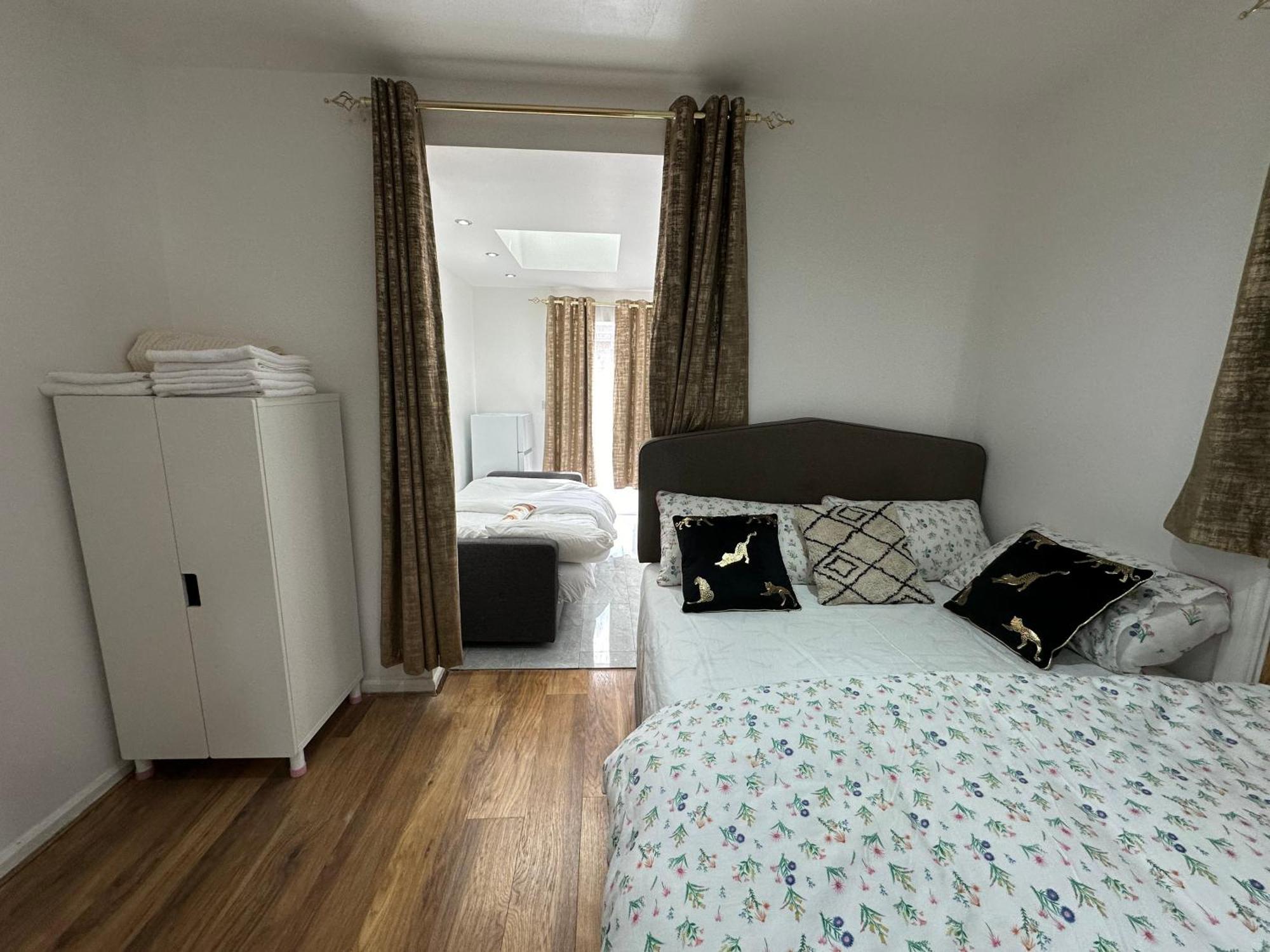 4Th Studio Flat With Private Own Bathroom A London Luxury Family Home Setup And Furnished With Double Bed Plus A Double Futon-Sofa Bed A Single Futon Bed A Baby Cot And Garden And Free Parking Exteriér fotografie