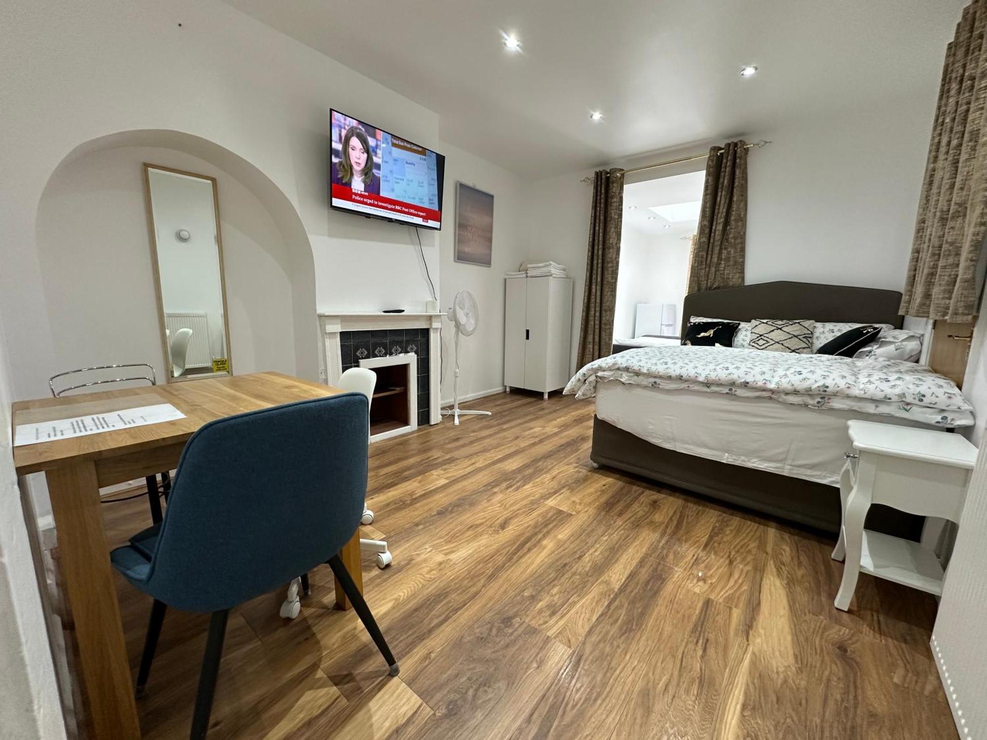 4Th Studio Flat With Private Own Bathroom A London Luxury Family Home Setup And Furnished With Double Bed Plus A Double Futon-Sofa Bed A Single Futon Bed A Baby Cot And Garden And Free Parking Exteriér fotografie