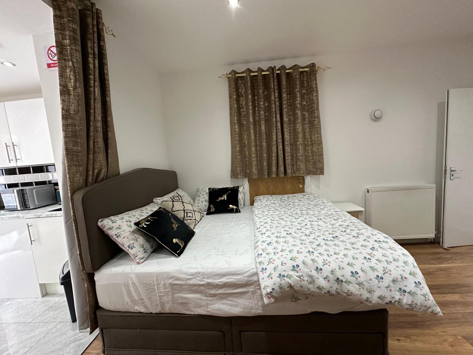 4Th Studio Flat With Private Own Bathroom A London Luxury Family Home Setup And Furnished With Double Bed Plus A Double Futon-Sofa Bed A Single Futon Bed A Baby Cot And Garden And Free Parking Exteriér fotografie