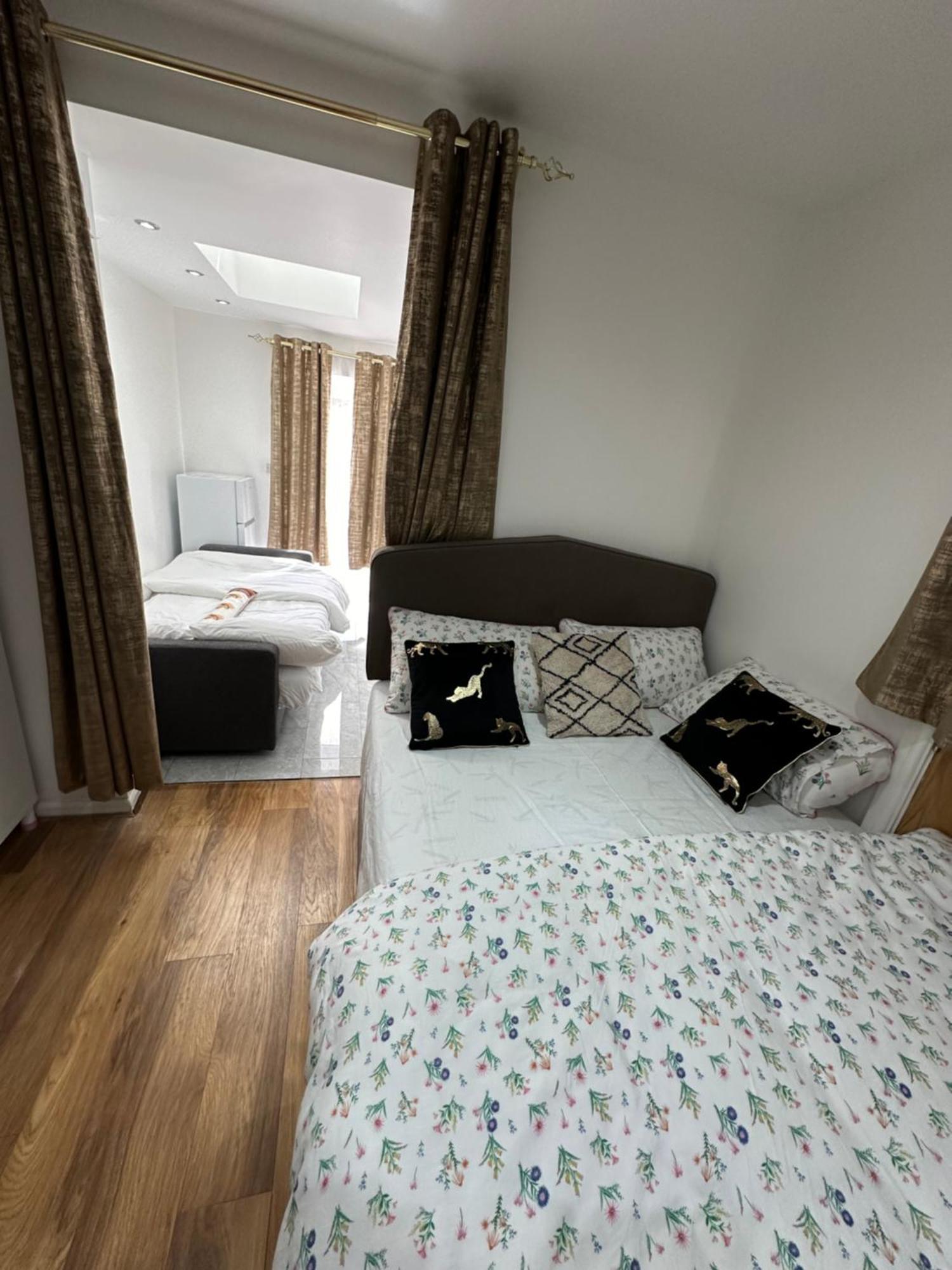 4Th Studio Flat With Private Own Bathroom A London Luxury Family Home Setup And Furnished With Double Bed Plus A Double Futon-Sofa Bed A Single Futon Bed A Baby Cot And Garden And Free Parking Exteriér fotografie