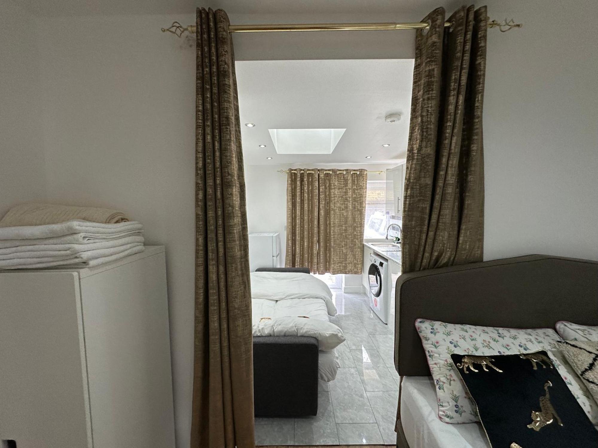 4Th Studio Flat With Private Own Bathroom A London Luxury Family Home Setup And Furnished With Double Bed Plus A Double Futon-Sofa Bed A Single Futon Bed A Baby Cot And Garden And Free Parking Exteriér fotografie
