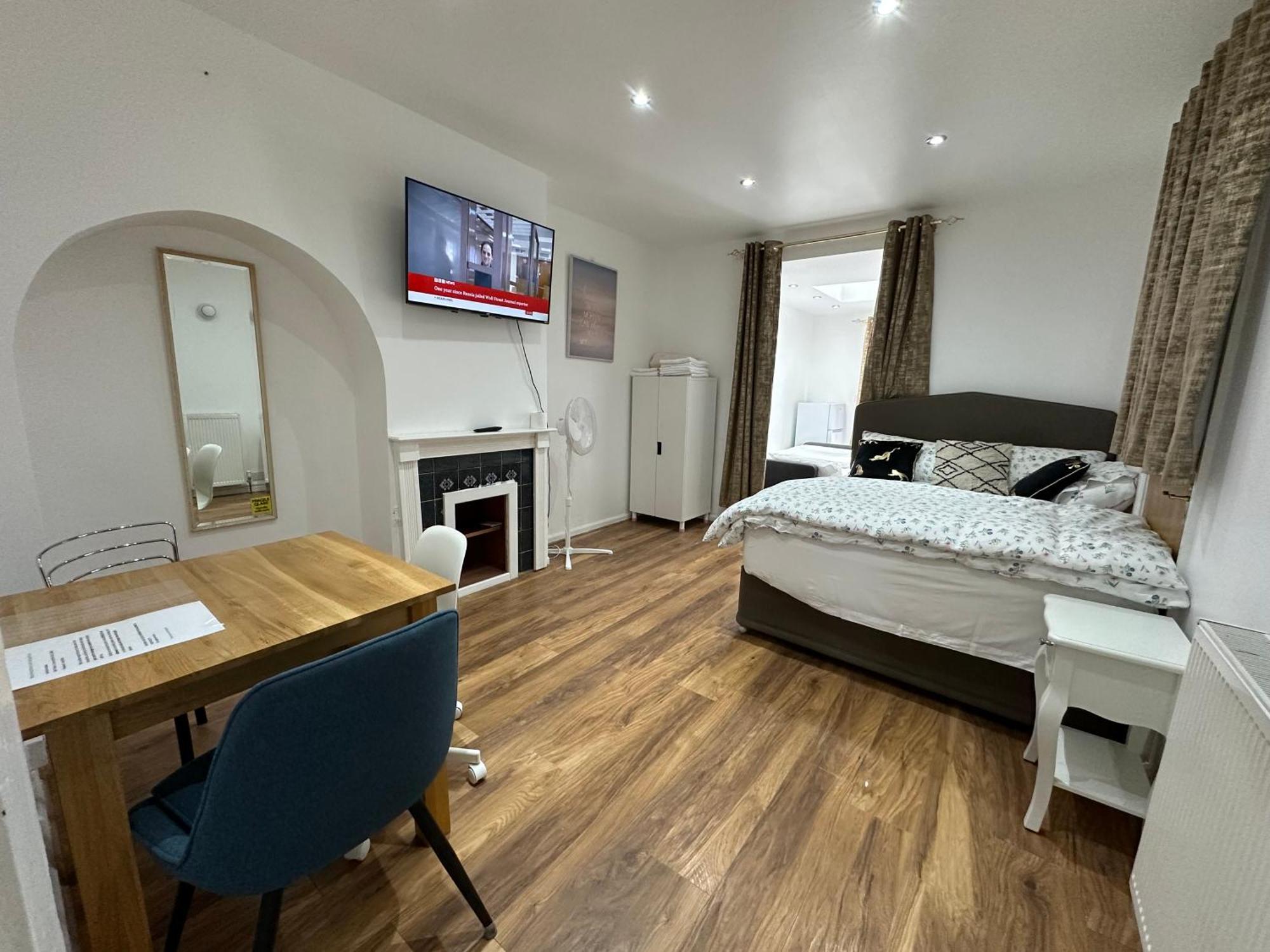 4Th Studio Flat With Private Own Bathroom A London Luxury Family Home Setup And Furnished With Double Bed Plus A Double Futon-Sofa Bed A Single Futon Bed A Baby Cot And Garden And Free Parking Exteriér fotografie