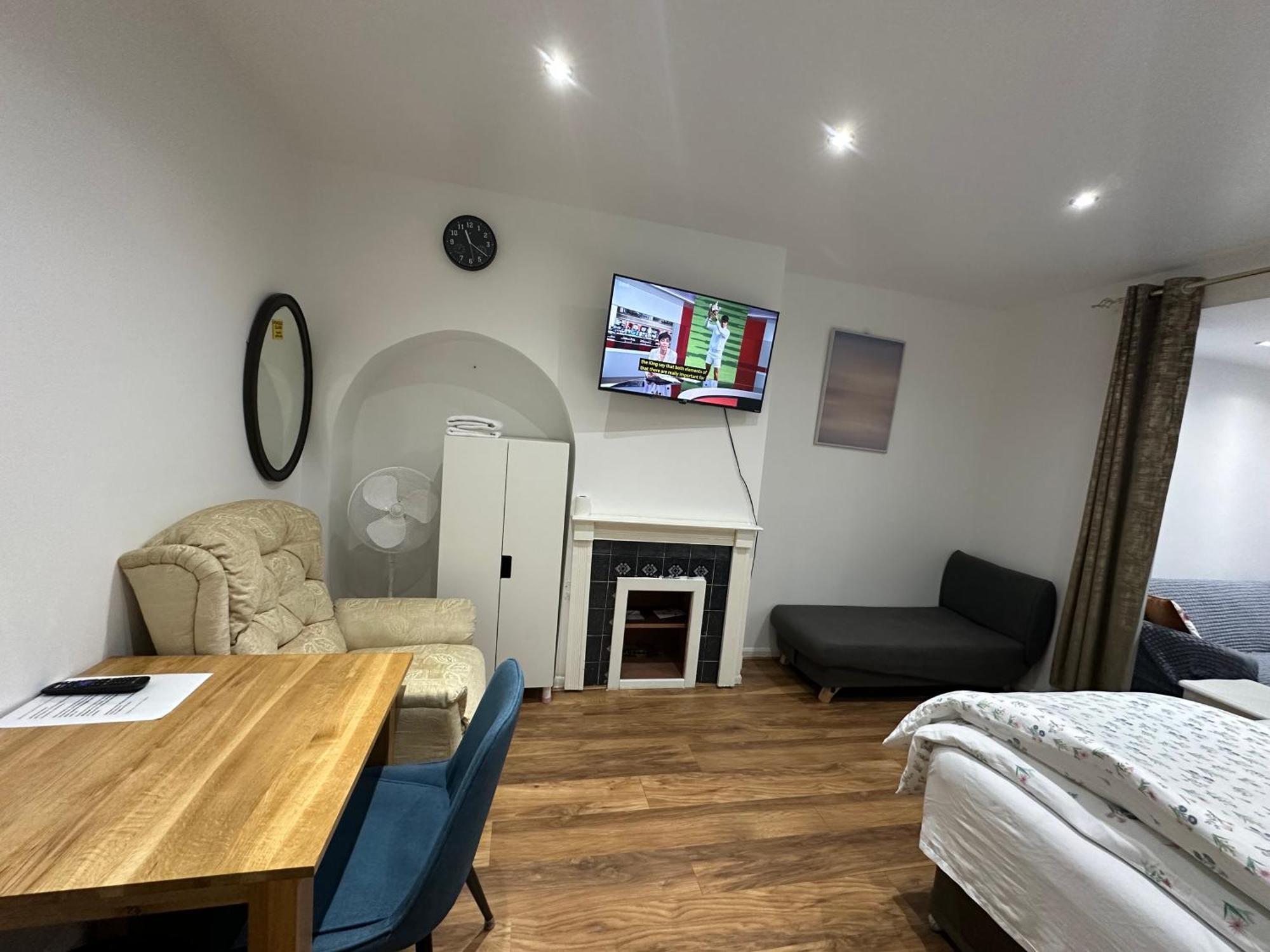 4Th Studio Flat With Private Own Bathroom A London Luxury Family Home Setup And Furnished With Double Bed Plus A Double Futon-Sofa Bed A Single Futon Bed A Baby Cot And Garden And Free Parking Exteriér fotografie