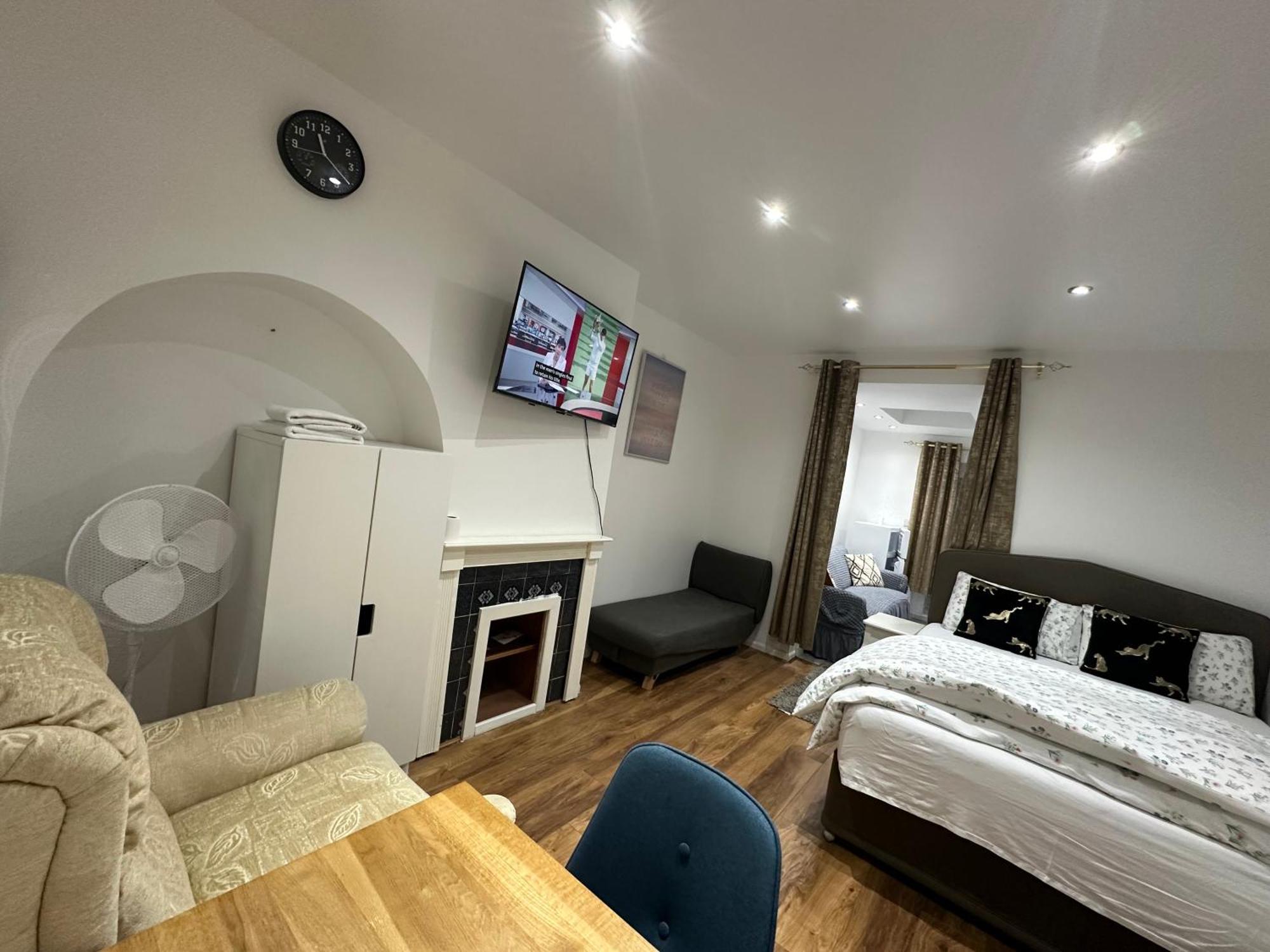 4Th Studio Flat With Private Own Bathroom A London Luxury Family Home Setup And Furnished With Double Bed Plus A Double Futon-Sofa Bed A Single Futon Bed A Baby Cot And Garden And Free Parking Exteriér fotografie