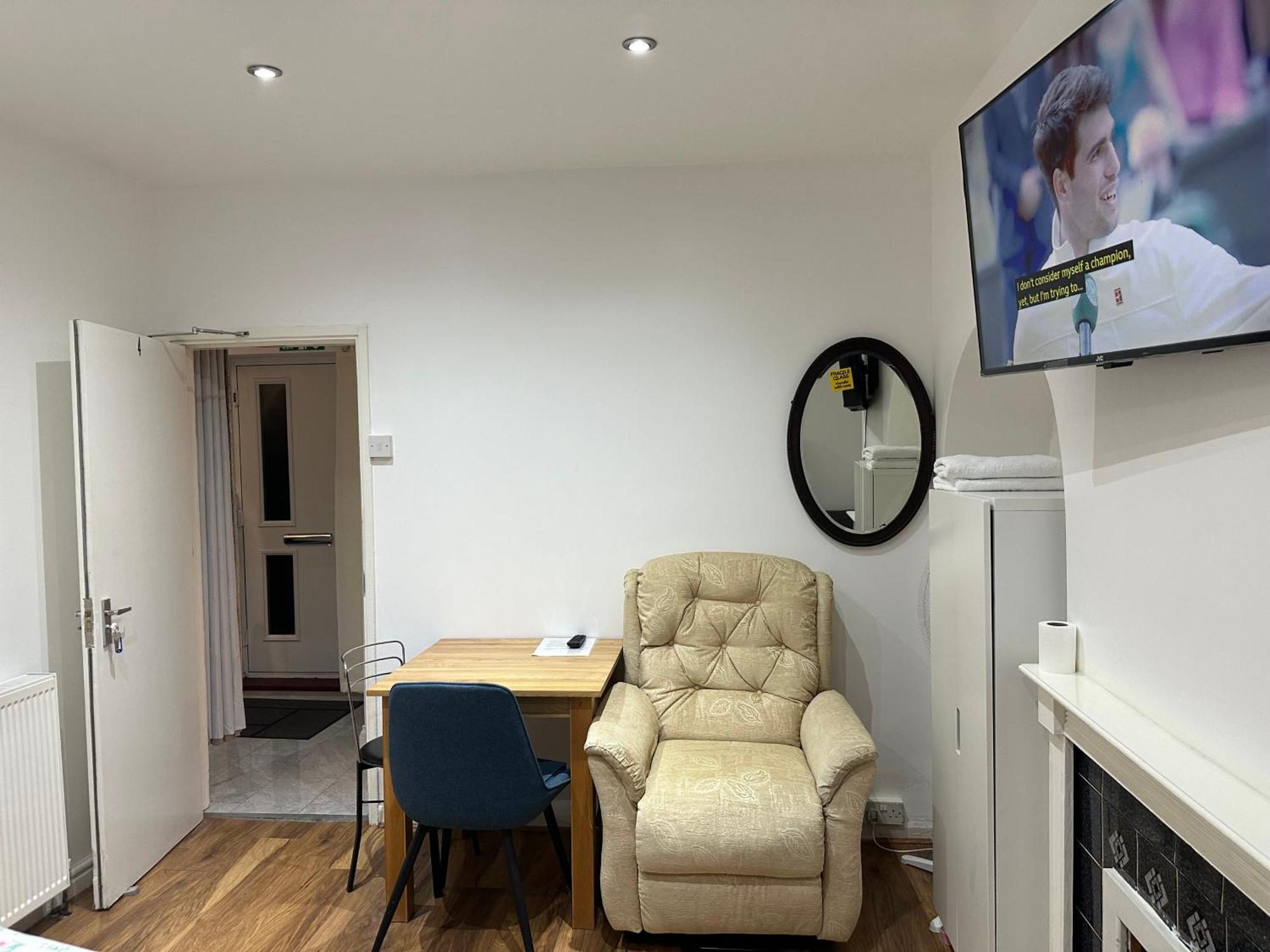 4Th Studio Flat With Private Own Bathroom A London Luxury Family Home Setup And Furnished With Double Bed Plus A Double Futon-Sofa Bed A Single Futon Bed A Baby Cot And Garden And Free Parking Exteriér fotografie