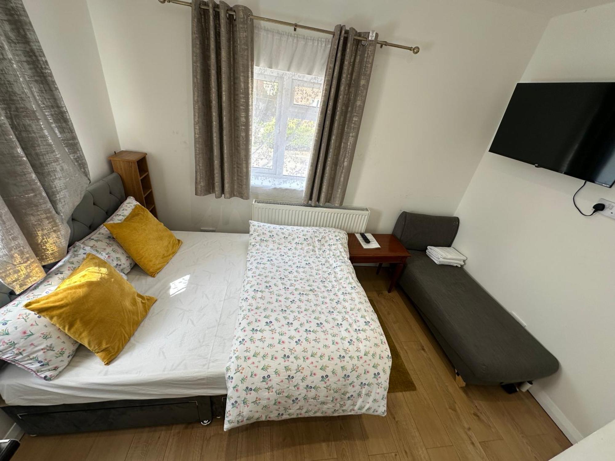 4Th Studio Flat With Private Own Bathroom A London Luxury Family Home Setup And Furnished With Double Bed Plus A Double Futon-Sofa Bed A Single Futon Bed A Baby Cot And Garden And Free Parking Exteriér fotografie
